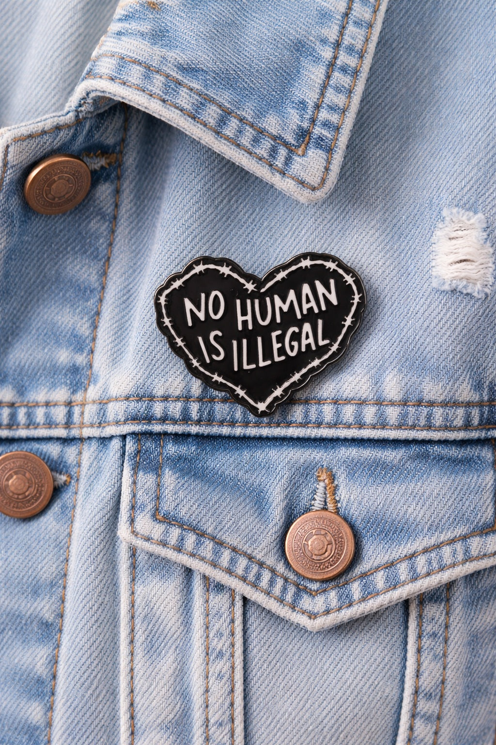 No human is illegal - Emaille Pin